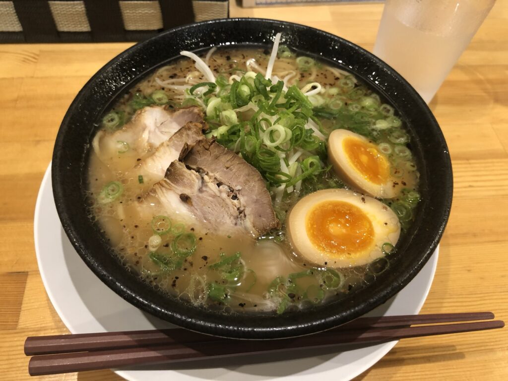 麺屋二郎の指宿豚骨ラーメン～かさね～味玉入り