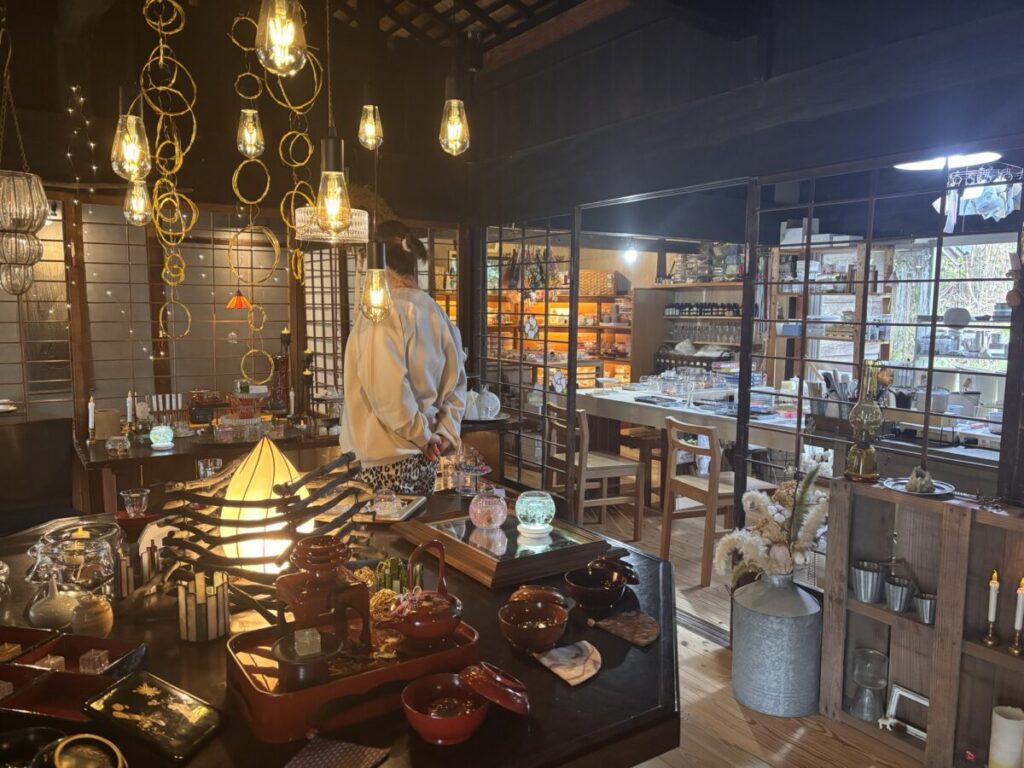 玻璃と灯り 店内